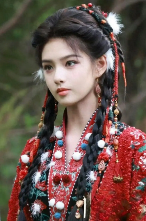 Những hình ảnh hậu trường mới của Bách Yêu Phổ đang thu hút sự chú ý khi ngoại hình của diễn viên Amy có sự thay đổi rõ rệt so với thời điểm phim mới khởi quay. Ảnh: Weibo