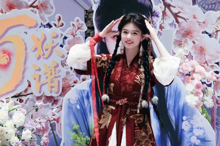 Amy tại buổi khai máy Bách Yêu Phổ. Ảnh: Weibo