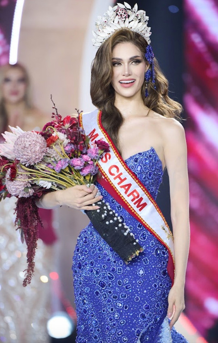 Đương kim Miss Charm là người đẹp Anna Blanco đến từ Venezuela.