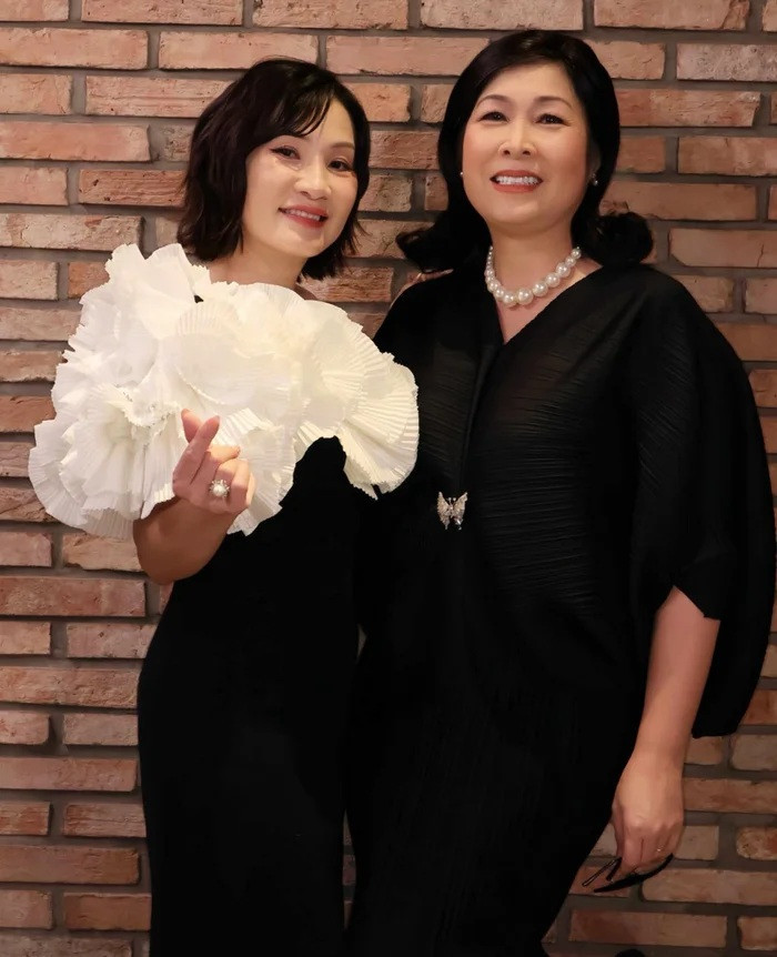 NSND Hồng Vân và Hồng Đào không chỉ có những lần hợp tác trên màn ảnh mà còn có nhiều điểm giao thoa trong hành trình nghệ thuật.