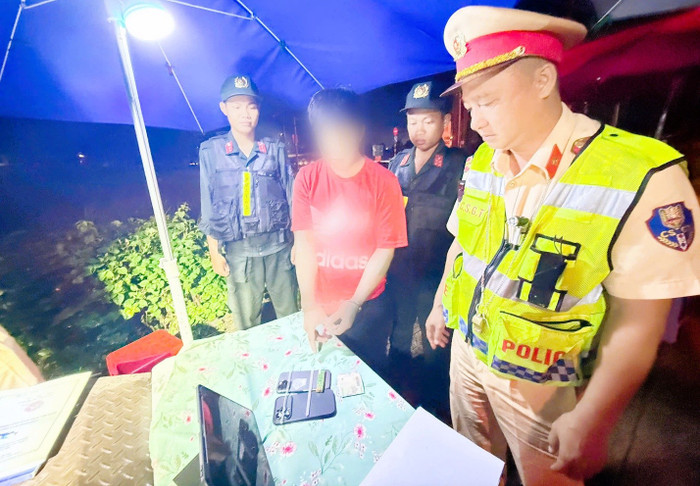 L.H.T. cùng tang vật thu giữ. Ảnh: Cổng TTĐT Công an TP Đồng Nai