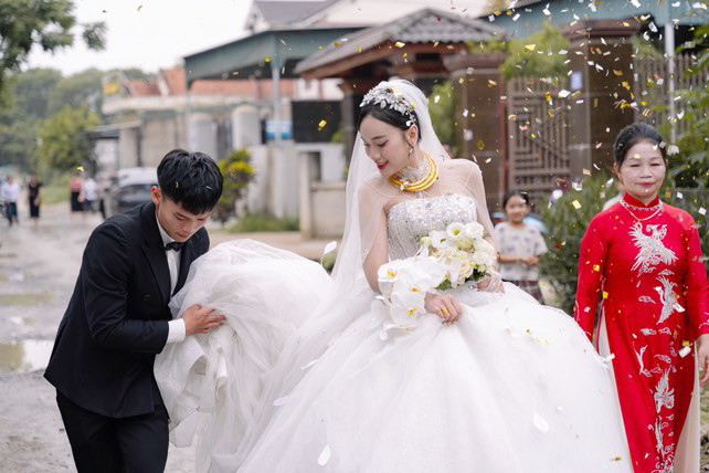 Cô giáo Nguyễn Linh - bà xã của cầu thủ Hồ Văn Cường.