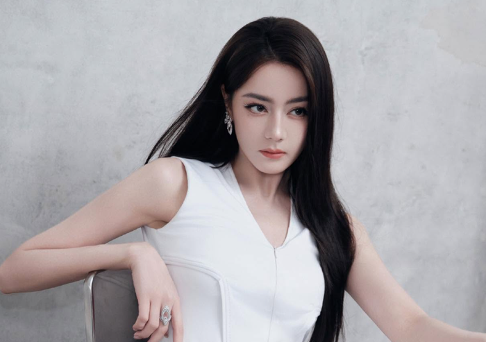 Địch Lệ Nhiệt Ba tiếp tục nhận được sự quan tâm lớn từ khán giả trong thời gian gần đây. Ảnh: Weibo
