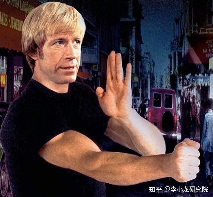 Chuck Norris từng trực tiếp tập luyện và trao đổi võ thuật với Lý Tiểu Long ngoài đời. Ảnh: Weibo.