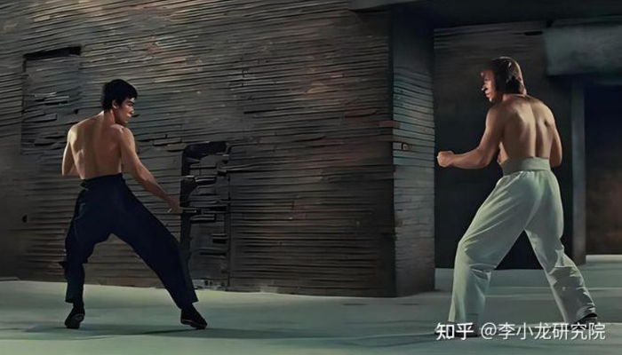Chuck Norris và Lý Tiểu Long tạo nên màn quyết đấu kinh điển trong Mãnh long quá giang. Ảnh: Weibo.