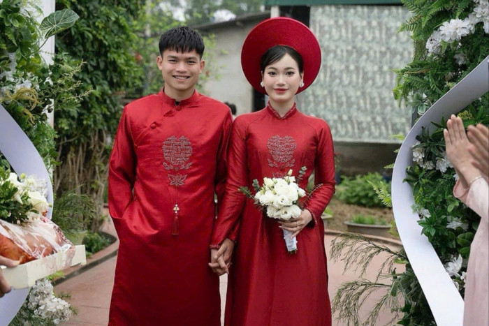 Cầu thủ Hồ Văn Cường và bà xã - cô giáo Nguyễn Linh.