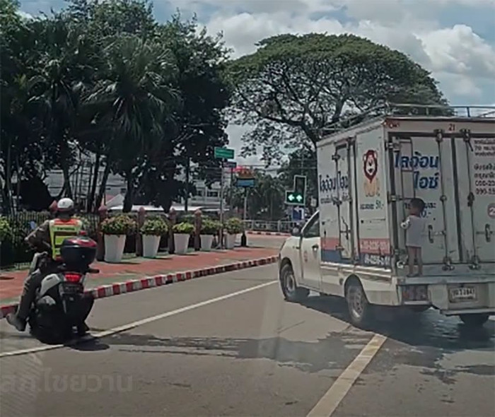 Bé trai 4 tuổi bám đuôi xe tải hơn 10 km, tài xế tá hỏa khi phát hiện Ảnh 2