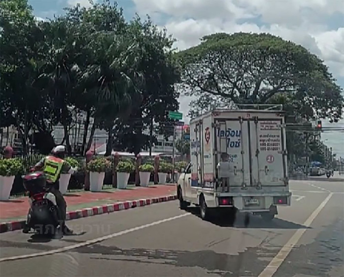 Bé trai 4 tuổi bám đuôi xe tải hơn 10 km, tài xế tá hỏa khi phát hiện Ảnh 3