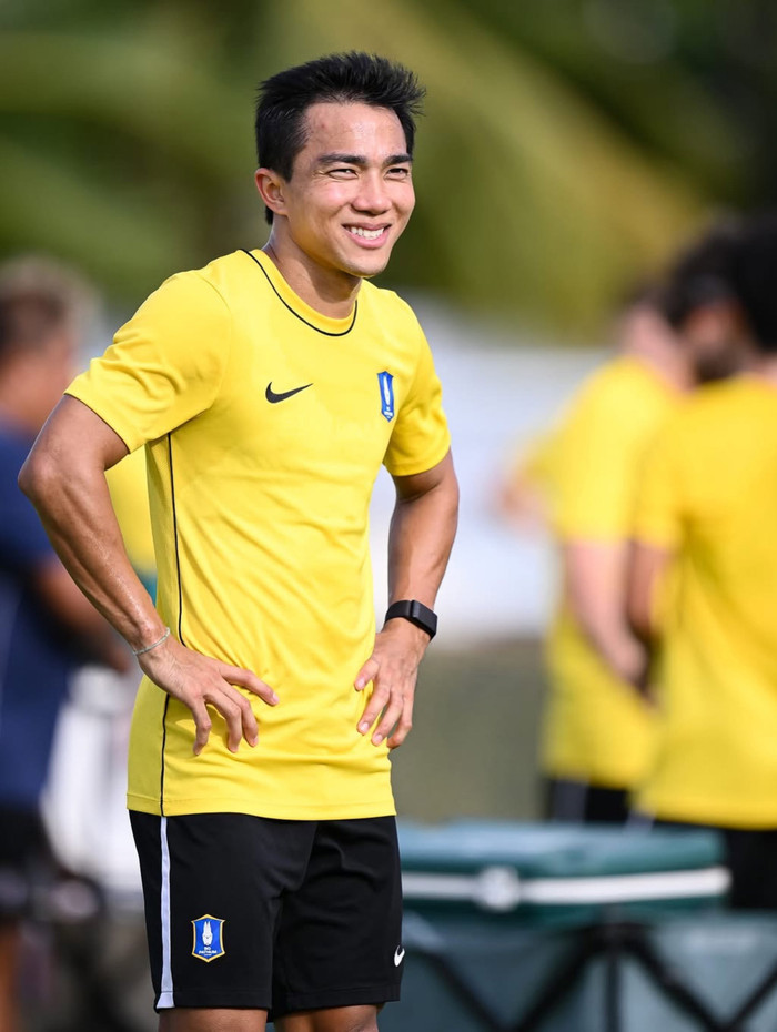 Dù không thể góp mặt cùng tuyển Thái Lan tại AFF Cup 2026, Chanathip Songkrasin vẫn hướng sự chú ý về trận chung kết với tuyển Việt Nam. Ảnh: FBNV