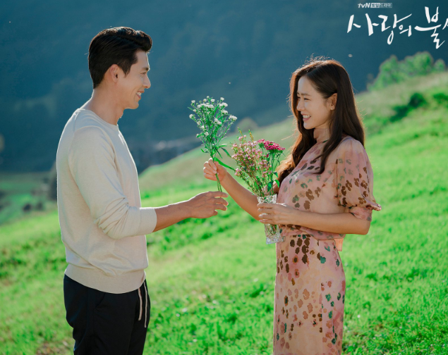 Dù lên sóng từ cuối năm 2019, Hạ cánh nơi anh tạo hiệu ứng mạnh xuyên suốt đầu năm 2020 và trở thành một trong những phim Hàn lãng mạn được nhắc đến nhiều nhất. Tác phẩm xoay quanh Yoon Se Ri (Son Ye Jin), nữ tài phiệt Hàn Quốc vô tình rơi xuống Triều Tiên sau một tai nạn dù lượn. Tại đây, cô gặp sĩ quan Ri Jung Hyuk (Hyun Bin). Từ mối quan hệ bất đắc dĩ, cả hai dần nảy sinh tình cảm bất chấp khoảng cách địa lý và những rào cản chính trị. Bộ phim cũng trở thành dấu mốc đáng nhớ của cặp đôi Son Ye Jin - Hyun Bin trước khi họ kết hôn ngoài đời.