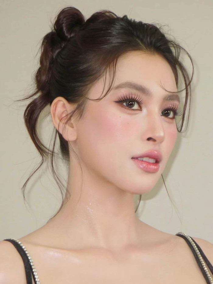 Tiểu Vy nhận được nhiều lời khen nhờ diện mạo trong trẻo, ngọt ngào nhưng không kém phần cuốn hút. Ảnh: Hiwon Makeup & Academy&nbsp;