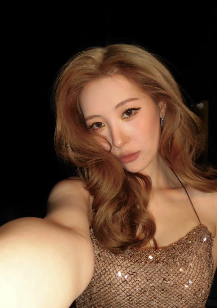 Sunmi đăng tải nhiều hình ảnh và video trên trang cá nhân kèm dòng trạng thái nói về lần đầu tiên đến Istanbul.