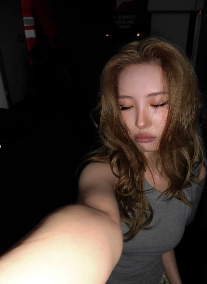 Đáng chú ý, Sunmi cũng gây ấn tượng với diện mạo mới khi xuất hiện cùng mái tóc vàng nổi bật.&nbsp;