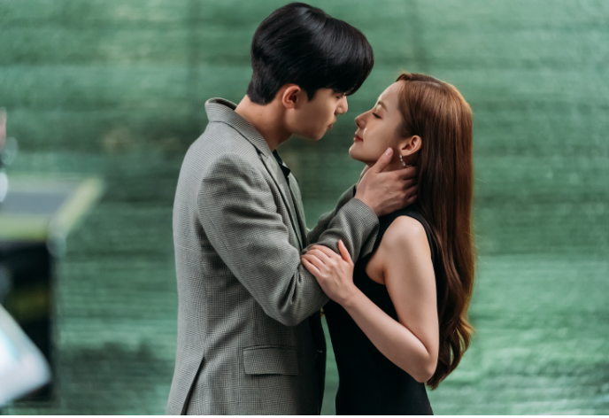 Park Seo Joon vào vai Lee Young Joon, một ông chủ có phần kiêu ngạo, người bất ngờ rơi vào trạng thái hoang mang khi thư ký Kim Mi So (Park Min Young) quyết định nghỉ việc. Không muốn mất cô, anh tìm mọi cách để giữ chân Kim Mi So và rồi dần nhận ra mình đã yêu cô từ lúc nào không hay. Park Seo Joon và Park Min Young sở hữu một trong những màn kết hợp được yêu thích nhất của phim Hàn. Cả hai có phản ứng hóa học vô cùng tự nhiên, với nhiều cảnh hôn ngọt ngào và nồng nhiệt. Đặc biệt, cảnh hôn tựa vào tường nổi tiếng của cặp đôi vẫn thường được người hâm mộ nhắc lại nhiều năm sau. Cách Lee Young Joon hoàn toàn buông bỏ vẻ ngoài lạnh lùng khi ở bên Kim Mi So càng khiến những khoảnh khắc tình cảm của họ trở nên đáng nhớ.