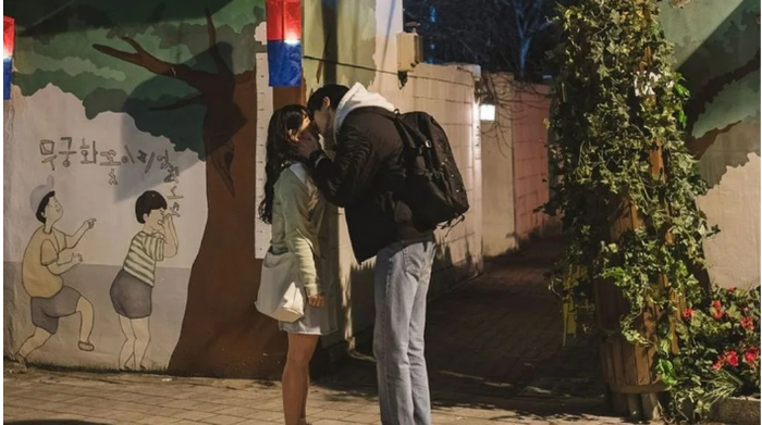 Sau khi nghe tin ngôi sao hàng đầu Ryu Sun Jae (Byeon Woo Seok) qua đời, người hâm mộ trung thành Im Sol (Kim Hye Yoon) bất ngờ trở về 15 năm trước và gặp anh khi còn là một thiếu niên. Cô quyết tâm thay đổi tương lai để cứu người từng mang đến cho mình niềm an ủi thông qua âm nhạc. Sự chờ đợi kéo dài trước nụ hôn đầu tiên của Sun Jae và Im Sol khiến khoảnh khắc này càng trở nên ngọt ngào. Chênh lệch chiều cao của cặp đôi cũng góp phần tạo nên những cảnh tình cảm đầy rung động. Chuyện tình của họ chứa đựng sự mong chờ, hy sinh và những cơ hội làm lại, khiến mỗi nụ hôn đều mang ý nghĩa riêng.
