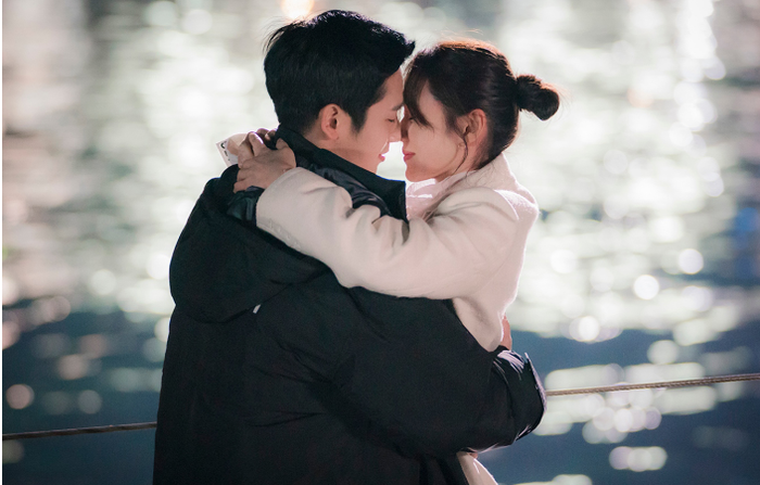 “Something in the Rain” có sự tham gia của Son Ye Jin trong vai Yoon Jin Ah và Jung Hae In trong vai Seo Joon Hee. Hai người quen nhau từ nhỏ, nhưng mối quan hệ chỉ chuyển sang tình yêu khi trưởng thành. Dù phải đối mặt với khoảng cách tuổi tác và sự phản đối từ gia đình, họ vẫn quyết tâm ở bên nhau. Bộ phim sở hữu nhiều cảnh hôn đáng nhớ, đặc biệt nhờ cách Son Ye Jin và Jung Hae In thể hiện một chuyện tình chị em tự nhiên và gần gũi. Những khoảnh khắc tình cảm của họ được xây dựng nhẹ nhàng nhưng giàu cảm xúc, khiến khán giả dễ dàng đồng cảm với mối quan hệ này.