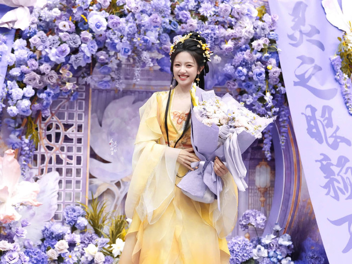 Lý Lan Địch có mặt tại sự kiện ủng hộ đoàn phim Thiên Dạ Kỳ Đàm khởi quay.&nbsp;Ảnh: Weibo