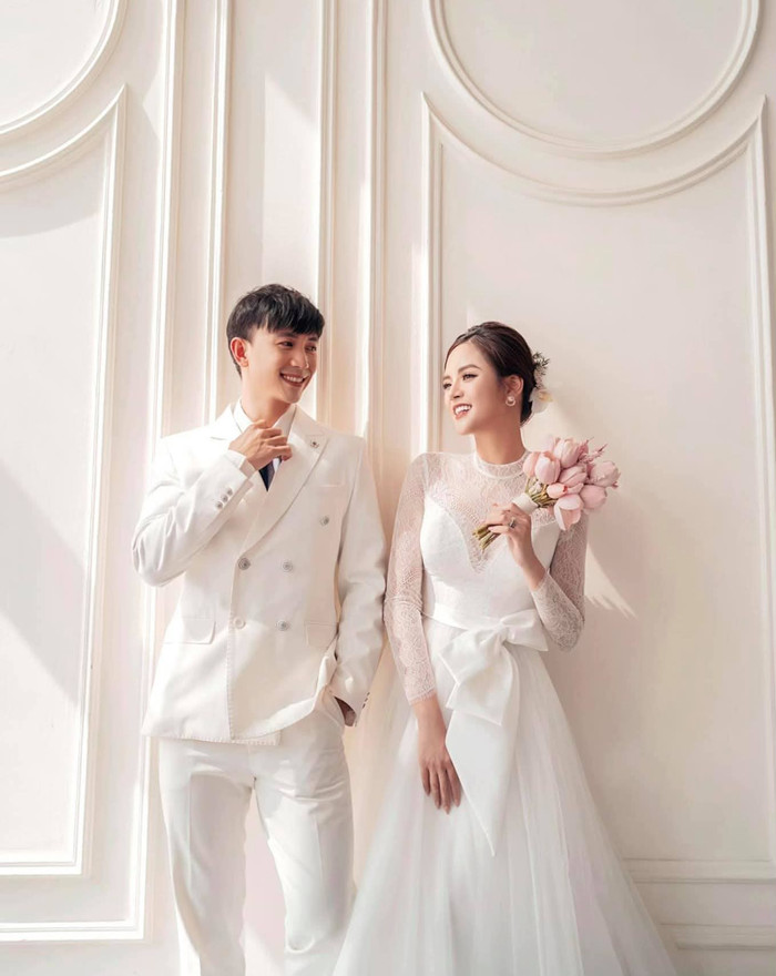 Thu Quỳnh gây ấn tượng với tạo hình cô dâu thanh lịch, từ váy cưới cúp ngực hiện đại đến thiết kế ren kín đáo. Ảnh: Threads.