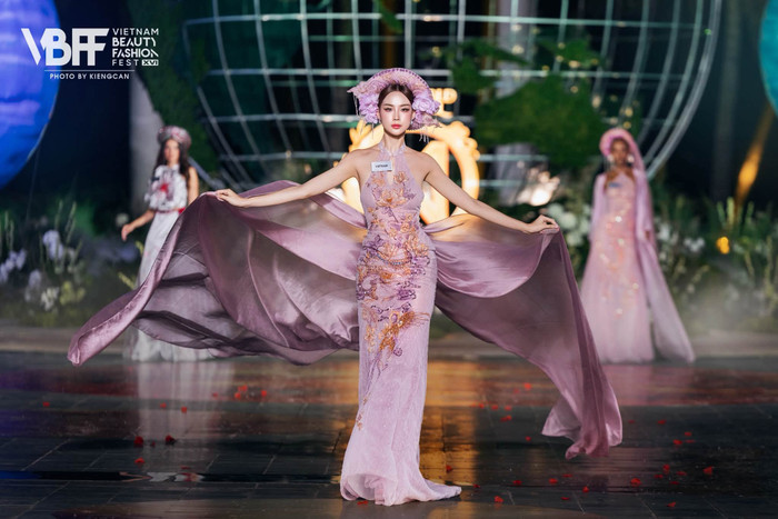 Bảo Ngọc nổi bật trong phần thi Top Model của Miss World.