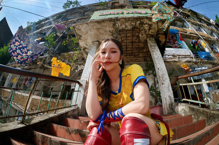 Hương Tràm trong MV Gái Nghệ.