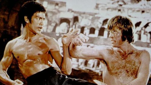 Chuck Norris từng tập luyện, trao đổi kỹ thuật và dành nhiều đánh giá tích cực cho kiến thức võ thuật của Lý Tiểu Long. Ảnh: Weibo.