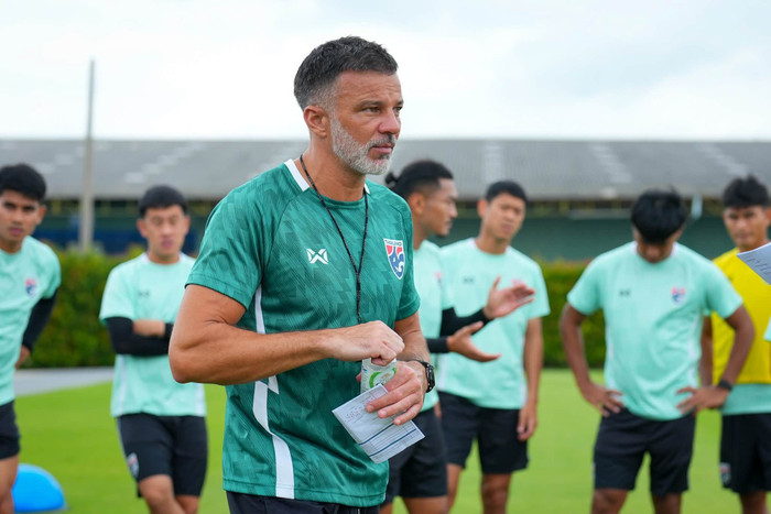 Chiều 21/8, HLV Anthony Hudson cùng tiền đạo Yotsakon Burapha tham dự buổi họp báo trước trận chung kết lượt đi AFF Cup 2026 giữa Thái Lan và Việt Nam. Ảnh: FAT