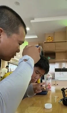 Cậu bé 14 tuổi nói 'học không giỏi thì đi giao đồ ăn', người cha làm một việc không ai ngờ Ảnh 2