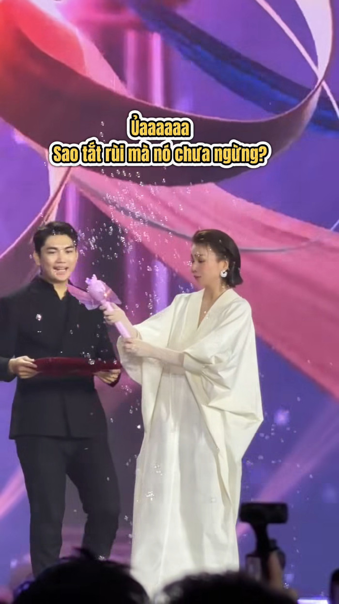 Dù sự kiện diễn ra sáng sớm, siêu mẫu Thanh Hằng vẫn tràn đầy năng lượng. Ảnh chụp màn hình FBNV.