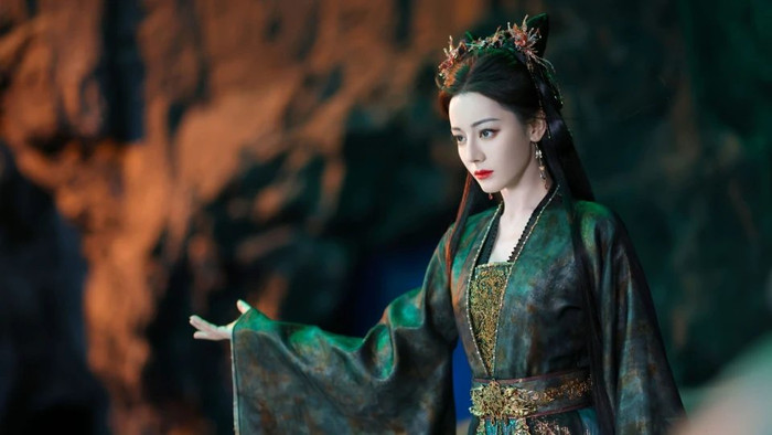 Trong Bạch Nhật Đề Đăng, Địch Lệ Nhiệt Ba đảm nhận nhân vật Hà Tư Mộ, một nhân vật mang màu sắc huyền huyễn và có quá khứ đặc biệt. Loạt tạo hình của nữ diễn viên tiếp tục là một trong những điểm được khán giả quan tâm. Sau thành công của nhiều dự án cổ trang trước đó, Địch Lệ Nhiệt Ba hiện cũng tích cực thử nghiệm những hình tượng mới thay vì chỉ tập trung vào một màu sắc nhân vật.