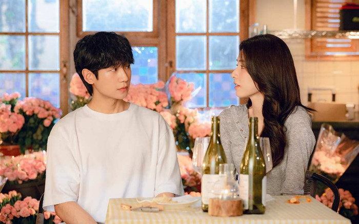 Ra mắt trên Netflix trong tháng 8/2026, Kẹo Ngọt Tình Yêu gây chú ý với sự tham gia của Jung Hae-in và Ha Young. Phim kể về Go Eun-sae, nữ công tố viên thuộc bộ phận chống tham nhũng, gặp tai nạn và mất trí nhớ sau khi bị một tổ chức tội phạm truy sát. Jang Tae-ha, cựu xã hội đen được giao nhiệm vụ loại bỏ cô, bất ngờ nhận ra Eun-sae chính là mối tình đầu của mình nên quyết định bí mật cứu cô. Anh đưa cô về một vùng quê để lánh nạn và nhận mình là bạn trai của cô. Trong khi Tae-ha tìm cách bảo vệ người cũ, Eun-sae dù mất ký ức vẫn duy trì khả năng suy luận sắc bén, từng bước lần tìm thân phận thật và những bí mật phía sau vụ truy sát. Sự kết hợp giữa yếu tố điều tra, tình cảm và những tình huống hài hước giúp tác phẩm tạo màu sắc riêng.