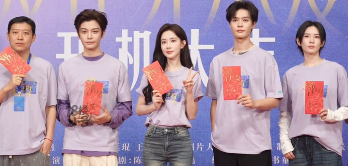 Đinh Vũ Hề và Mạnh Tử Nghĩa tại lễ khai máy Yêu Trong Mùa Hạ Vô Tận ngày 21/8. Ảnh: Weibo.