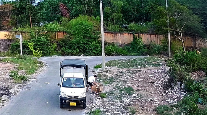 Phường Hòa Khánh cũng 'phủ sóng' camera tại 29 điểm đen xả rác để xử lý người vi phạm - Ảnh: ĐOÀN CƯỜNG chụp lại&nbsp;