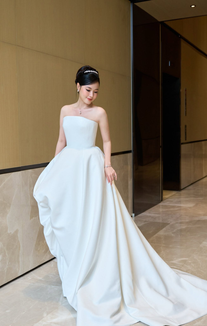 Kiểu tóc búi gọn phía sau càng làm nổi bật đường nét thanh tú của Midu. Ảnh: FBNV&nbsp;