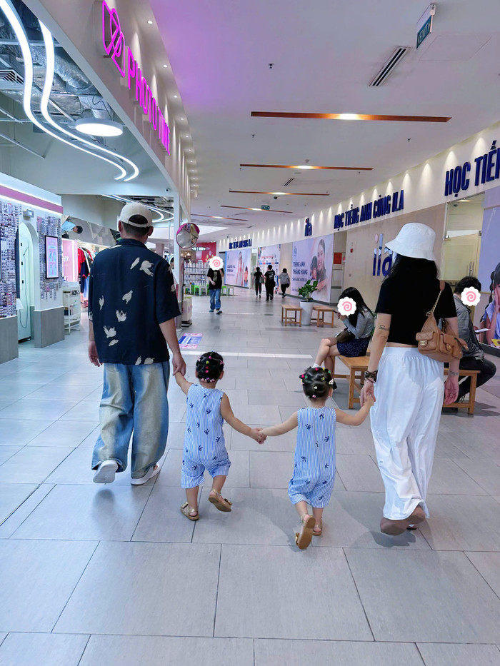 Thu Trang và Tiến Luật bên hai con gái nhỏ.