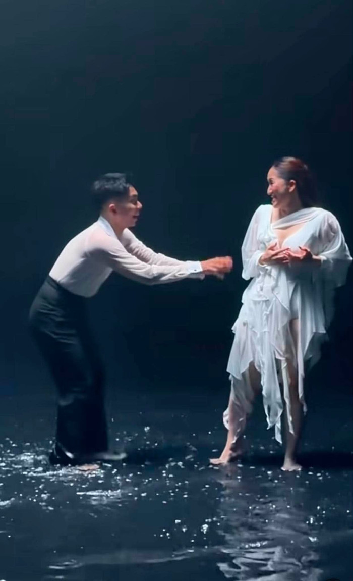 Khoảnh khắc hài hước khi Phan Hiển làm văng nước trúng Khánh Thi trong khi đang ghi hình.