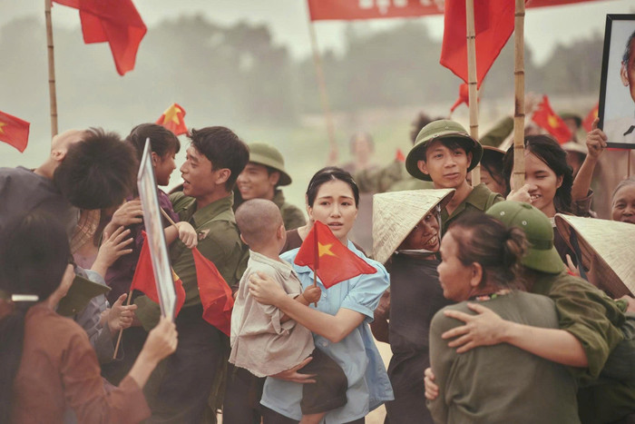 Hòa Minzy trong MV Nỗi Đau Giữa Hòa Bình.&nbsp;
