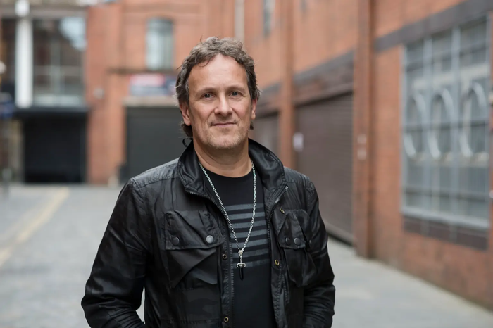 Vivian Campbell lần đầu được chẩn đoán mắc ung thư hạch Hodgkin vào năm 2013.