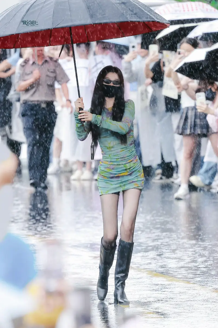Dù che kín phần lớn gương mặt, Ngu Thư Hân vẫn tạo được điểm nhấn nhờ thần thái và cách phối trang phục.