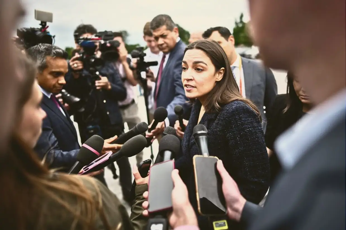 Alexandria Ocasio-Cortez trả lời phỏng vấn báo chí tại Washington (Ảnh: Getty Images).
