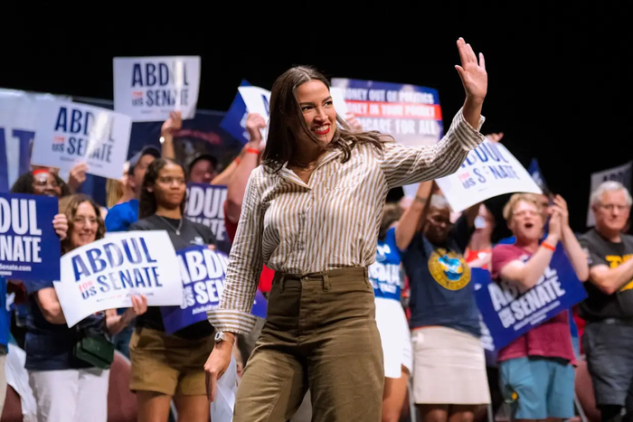 Alexandria Ocasio-Cortez đang vận động tranh cử tại Michigan cho ứng cử viên Thượng nghị sĩ Abdul El-Sayed. (Ảnh:&nbsp; Bloomberg).