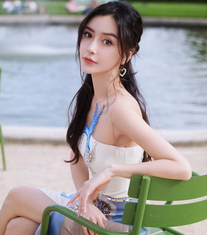 Dương Dĩnh, còn được biết đến với nghệ danh Angelababy, từ lâu được chú ý bởi diện mạo nổi bật và phong cách thời trang đa dạng. Gương mặt thanh tú, đường nét rõ cùng khả năng biến hóa trong tạo hình giúp cô thường xuyên được quan tâm mỗi khi xuất hiện tại các sự kiện hay trên màn ảnh. Trong Toàn Thành Nhiệt Luyến, cô theo đuổi hình tượng cô gái trẻ giàu tình cảm. Đến Cô Phương Bất Tự Thưởng, nữ diễn viên xuất hiện trong tạo hình cổ trang. Đáng chú ý, Tòa Nhà Chọc Trời cho thấy cô thử sức với hình tượng khác biệt hơn so với vẻ ngoài ngọt ngào quen thuộc.