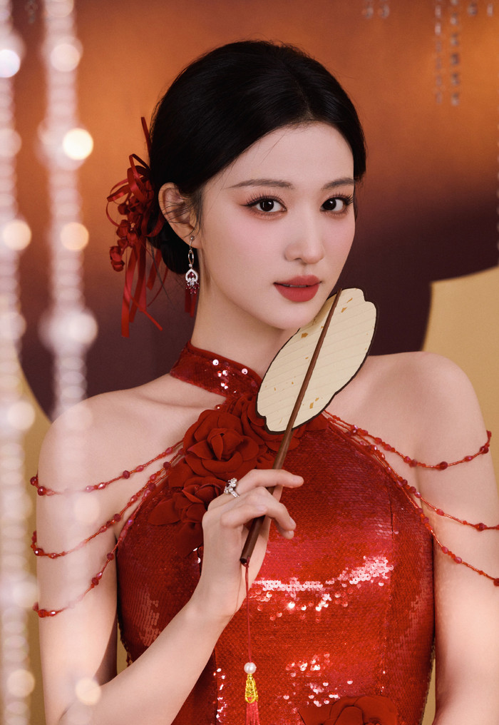 Vương Sở Nhiên thường được nhắc đến với diện mạo mang nét cổ điển, đường nét gương mặt cân đối và khả năng phù hợp với nhiều phong cách tạo hình. Khi xuất hiện trong các dự án cổ trang, nữ diễn viên có thể thể hiện vẻ thanh lạnh, sang trọng, trong khi ở hình ảnh hiện đại, cô hướng đến phong cách nhẹ nhàng và tinh tế. Trong Thanh Bình Nhạc, Vương Sở Nhiên đảm nhận vai Trương quý phi với hình tượng nổi bật, còn trong Ngọc Cốt Dao, cô vào vai Bạch Tuyết Lộ. Những tạo hình này góp phần giúp nữ diễn viên được chú ý trong nhóm gương mặt trẻ theo đuổi dòng phim cổ trang.