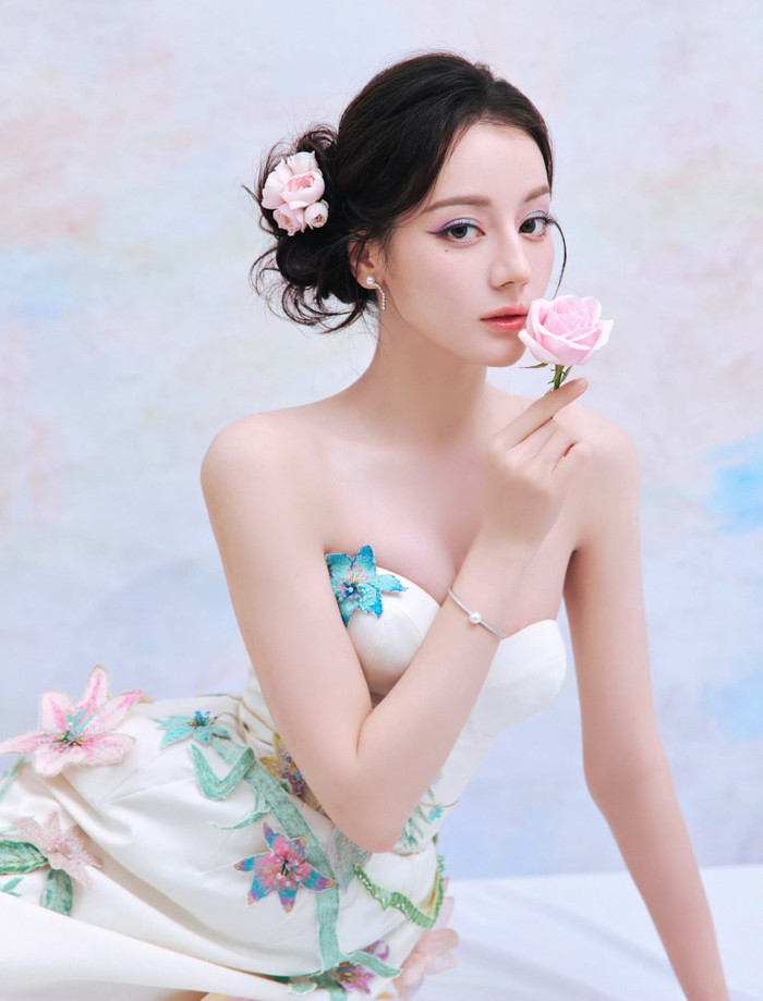 Địch Lệ Nhiệt Ba sở hữu đường nét gương mặt sắc sảo và ngoại hình có độ nhận diện cao. Nữ diễn viên thường được đánh giá phù hợp với cả phong cách hiện đại lẫn cổ trang, đặc biệt ở những hình tượng có tính cách mạnh mẽ hoặc giàu màu sắc. Vai Phượng Cửu trong Tam Sinh Tam Thế Thập Lý Đào Hoa giúp Địch Lệ Nhiệt Ba ghi dấu ấn với hình ảnh đáng yêu, linh hoạt. Sau đó, nhân vật Kiều Tinh Tinh trong Em Là Niềm Kiêu Hãnh Của Anh lại mang đến vẻ dịu dàng, ngọt ngào hơn. Với An Lạc Truyện, nữ diễn viên tiếp tục thử sức trong tạo hình cổ trang có phần mạnh mẽ và trưởng thành.