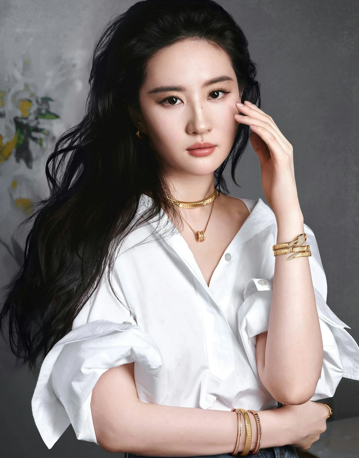 Lưu Diệc Phi là gương mặt gắn liền với nhiều vai diễn cổ trang nổi tiếng. Vẻ đẹp thanh thoát cùng khí chất nhẹ nhàng giúp cô thường được lựa chọn cho những nhân vật mang màu sắc cổ điển. Vai Triệu Linh Nhi trong Tiên Kiếm Kỳ Hiệp Truyện và Tiểu Long Nữ trong Thần Điêu Đại Hiệp là hai hình tượng từng góp phần tạo nên dấu ấn của Lưu Diệc Phi trên màn ảnh. Những năm gần đây, nữ diễn viên tiếp tục xuất hiện trong các dự án như Mộng Hoa Lục và Câu Chuyện Hoa Hồng, cho thấy hình ảnh ngày càng đa dạng hơn.