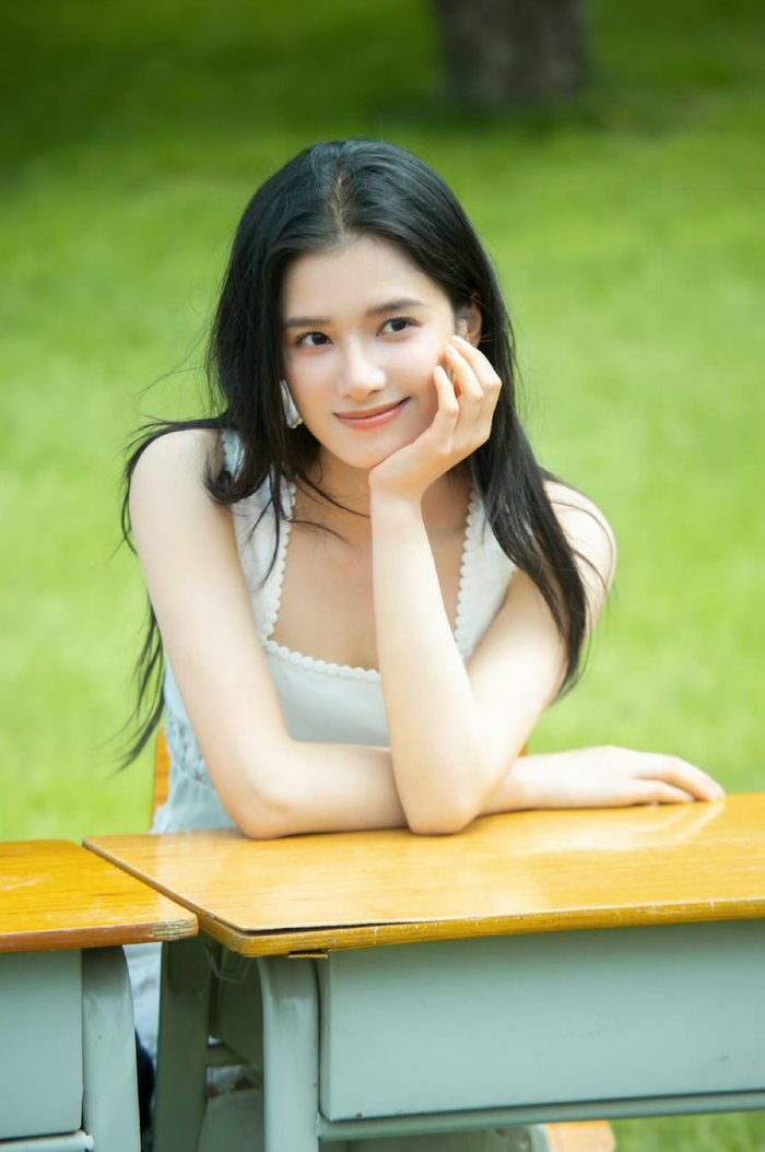 Trương Tịnh Nghi theo đuổi hình ảnh trẻ trung, trong trẻo và có phần hướng đến phong cách điện ảnh. Nét đẹp của cô không quá sắc sảo mà thiên về sự tự nhiên, mềm mại, phù hợp với những nhân vật giàu cảm xúc. Trong Phong Khuyển Thiếu Niên Đích Thiên Không, cô đảm nhận Lý An Nhiên, một cô gái mang màu sắc thanh xuân. Sau đó, vai diễn trong Chiếu Sáng Anh, Sưởi Ấm Em tiếp tục củng cố hình ảnh dịu dàng, giàu cảm xúc của nữ diễn viên trong mắt khán giả.