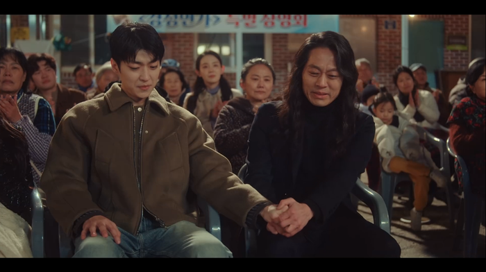 Một tình tiết thực sự bất ngờ là việc cha của Shim Yoo Geon (Baek Sung Chul) đã mắc bệnh hiểm nghèo từ giai đoạn đầu bộ phim. Cú twist này thực sự khiến người xem phải rơi nước mắt. Ngay khi Yoo Geon sắp chạm tới ước mơ trở thành diễn viên, anh lại mất đi người mà mình muốn chia sẻ thành công nhất. May mắn thay, anh vẫn có những người bạn tốt ở bên để vượt qua khoảnh khắc đau đớn này. Ngay cả trong hoàn cảnh ấy, chuyện tình bị ngăn cấm dường như trở nên thứ yếu. Yoo Geon chạy thẳng vào vòng tay Ha Na, bỏ lại những do dự và nghi ngờ để đón nhận tình yêu của mình.