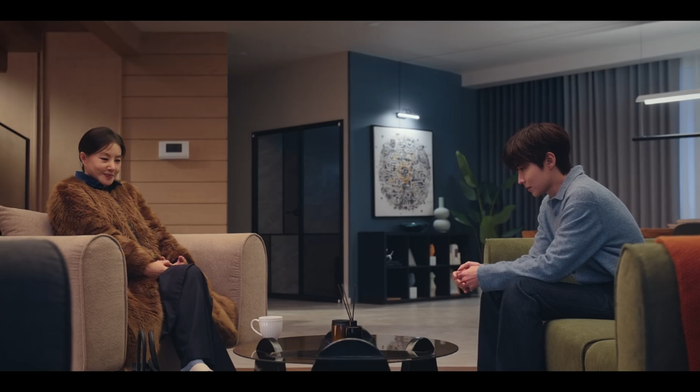 Woo Soo Bin có lẽ là một trong những nhân vật có thể cạnh tranh danh hiệu “người có cha mẹ tồi tệ nhất màn ảnh Hàn”. Tuy nhiên, thật bất ngờ, mẹ ruột của anh, Ahn Soo Hee (Park Ji Young), cuối cùng cũng tìm được cách chuộc lại phần nào lỗi lầm của mình. Bà rút khỏi dự án nhưng vẫn giữ khoản đầu tư, qua đó đảm bảo Woo Soo Bin vẫn có thể giữ vị trí đạo diễn của bộ phim. Đúng là giữa hai mẹ con không có màn hòa giải đầy cảm động nào, và hành động này chắc chắn cũng không thể xóa nhòa những tổn thương do sự ruồng bỏ trong quá khứ gây ra. Nhưng đây là lần đầu tiên bà thể hiện sự tử tế với con trai, ít nhất cũng có thể xem như một lời xin lỗi muộn màng.