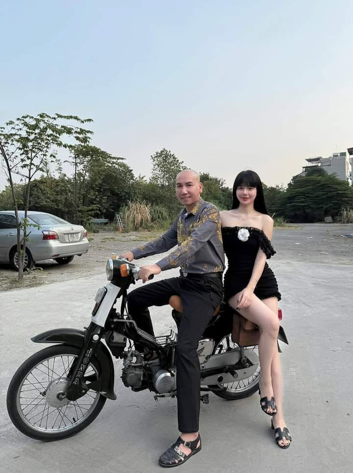 Trước khi bị khởi tố, 'Cô giáo Hương' cũng thường xuất hiện trong các clip cùng Phú Lê.