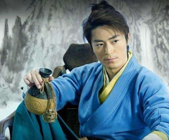 Lệnh Hồ Xung có cơ duyên đặc biệt với Dịch Cân Kinh nhờ sự truyền dạy của Phương Chứng.