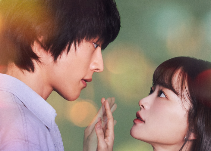 “The Atypical Family” xoay quanh gia đình Bok, những người được thừa hưởng các năng lực siêu nhiên nhưng đang dần đánh mất sức mạnh. Bok Gwi Ju có thể trở về những khoảnh khắc hạnh phúc trong quá khứ, Bok Dong Hee có khả năng bay, còn mẹ họ có thể nhìn thấy tương lai qua giấc mơ. Khi gia đình phải đối mặt với những vấn đề đời thường như nghiện rượu, tăng cân và áp lực hòa nhập, năng lực của họ cũng suy yếu. Mọi chuyện thay đổi khi Do Da Hae xuất hiện và trở thành một phần không thể ngờ của gia đình. Phim khai thác tình yêu, gia đình và sự cô đơn.